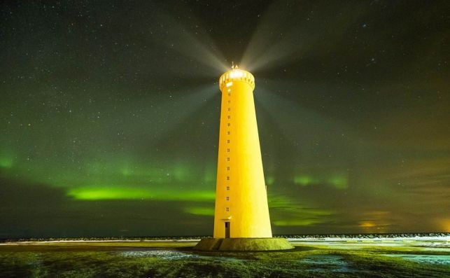 Aurora boreal Faro de Gardur Península de Reykjanes Islandia Aventura Amazonia.jpeg