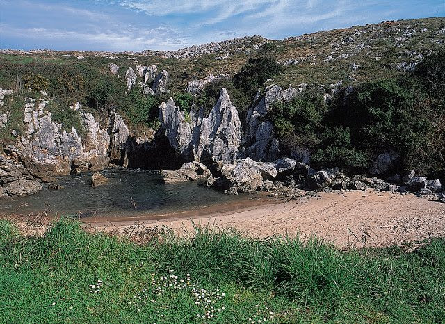 Playa de Gulpiyuri.jpg