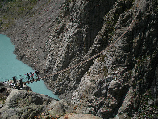 Aventureros cruzando el Puente Trift